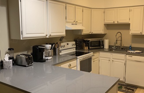 Lincoln Condo | Luxury 3 Bedrm Condo Wifi,Cable,Pool,Jacuzzi etc.