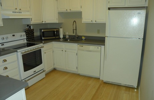 Lincoln Condo | Luxury 3 Bedrm Condo Wifi,Cable,Pool,Jacuzzi etc.