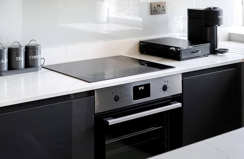 Little Venice Apartment | Luxury 3 Bedrooms Apartment in the ♥️ of London, w/Air Con