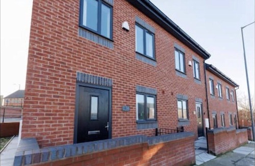 Kirkdale House | Luxury 3-bedroom, 2-bathroom Home Sleeps 7 People