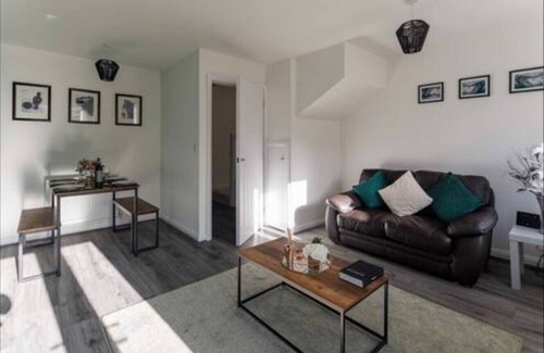 Kirkdale House | Luxury 3-bedroom, 2-bathroom Home Sleeps 7 People