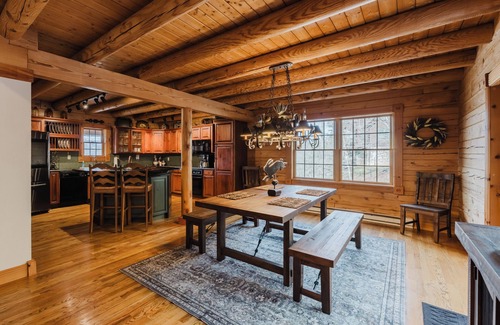 South Mountain Cabin | Luxury 3 Bedroom Log Cabin in Snowshoe Resort’s Hawthorne Valley - Sleeps 8 - 10