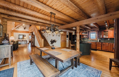 South Mountain Cabin | Luxury 3 Bedroom Log Cabin in Snowshoe Resort’s Hawthorne Valley - Sleeps 8 - 10