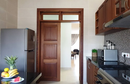 Ras Makamaiwe Apartment | Luxury 3 Bedroom Serviced Apt in Prime Locale