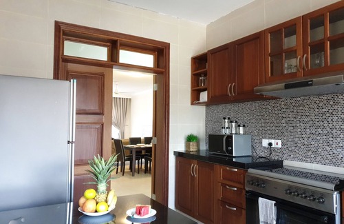 Ras Makamaiwe Apartment | Luxury 3 Bedroom Serviced Apt in Prime Locale