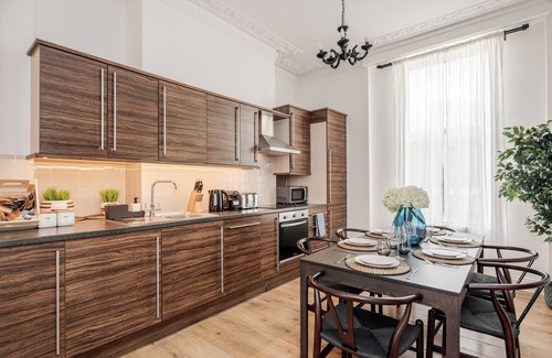 Kensington Apartment | Luxury 3 beds Kensington home with garden