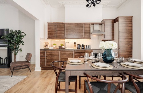 Kensington Apartment | Luxury 3 beds Kensington home with garden