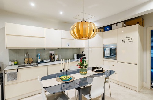 Tachbrook House | Luxury 3 En-suite BRs house Steps from Pimlico Station