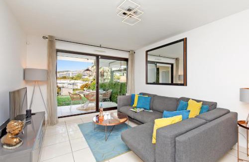Mandelieu-La-Napoule Apartment | Luxury 3 pièce Garden Apartment in Cannes Marina