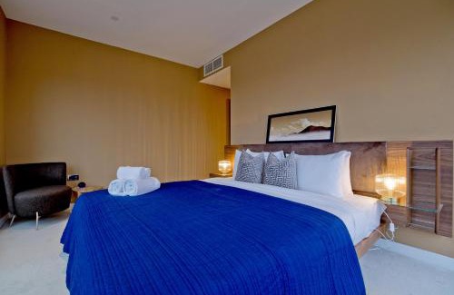 London Borough of Hounslow Apartment | Luxury 360 Penthouse with gym & parking