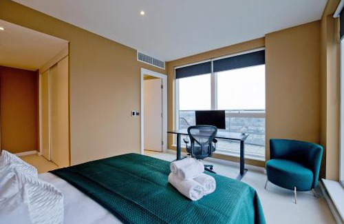 London Borough of Hounslow Apartment | Luxury 360 Penthouse with gym & parking