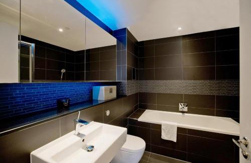 London Borough of Hounslow Apartment | Luxury 360 Penthouse with gym & parking