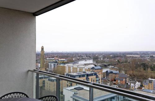 London Borough of Hounslow Apartment | Luxury 360 Penthouse with gym & parking