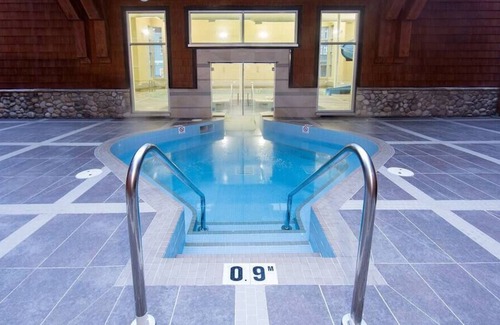 Canmore Apartment | Luxury 3B Mountain Views | Indoor Pool | Fireplace
