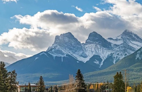 Canmore Apartment | Luxury 3B Mountain Views | Indoor Pool | Fireplace