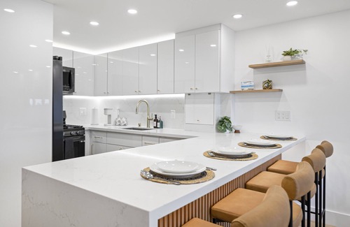 Waikiki Condo | Luxury 3BDRM w/4beds + 2Bath + Partial Ocean View + Parking, 2min from the Beach