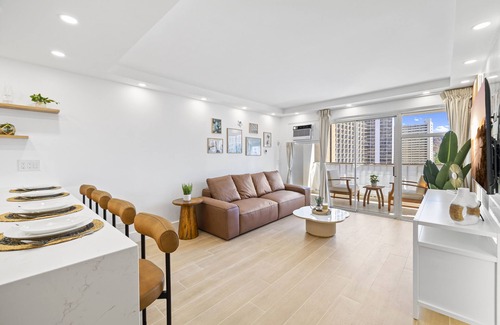 Waikiki Condo | Luxury 3BDRM w/4beds + 2Bath + Partial Ocean View + Parking, 2min from the Beach