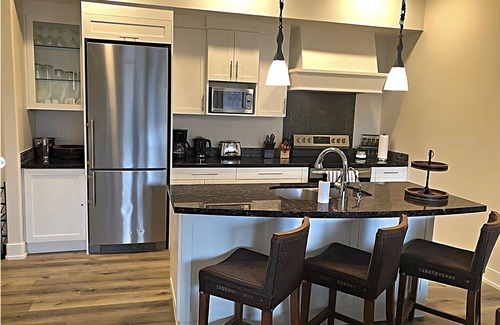 Canmore Condo | Luxury 3BR Penthouse with Amazing Views IndoorPool/HotTub, Undrgrnd Prkg