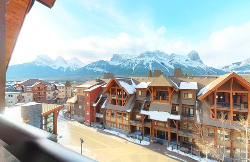 Canmore Condo | Luxury 3BR Penthouse with Amazing Views IndoorPool/HotTub, Undrgrnd Prkg
