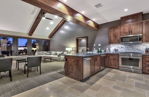 South Lake Tahoe Condo | Luxury 3Br Residence steps from Heavenly Village & Gondola