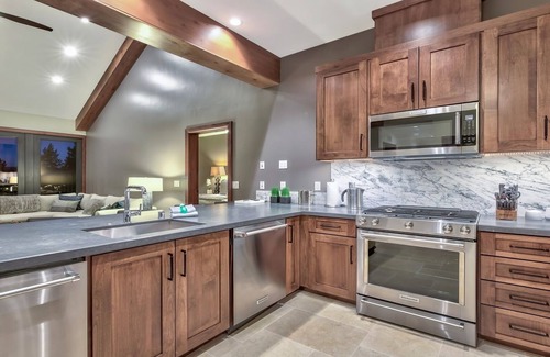 South Lake Tahoe Condo | Luxury 3Br Residence steps from Heavenly Village & Gondola