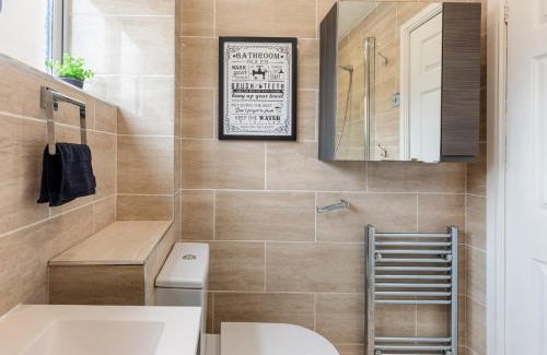 Dartford Apartment | Luxury 3BR, Sleeps 8, Parking