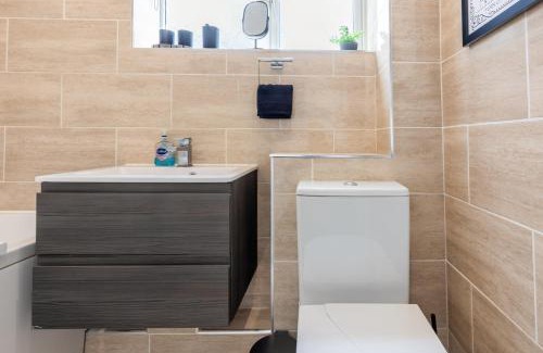 Dartford Apartment | Luxury 3BR, Sleeps 8, Parking