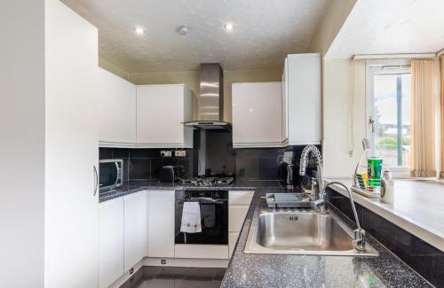 Dartford Apartment | Luxury 3BR, Sleeps 8, Parking
