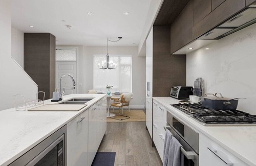 Marpole House | Luxury 3BR TH w/Peloton-Central & YVR I 2Parking