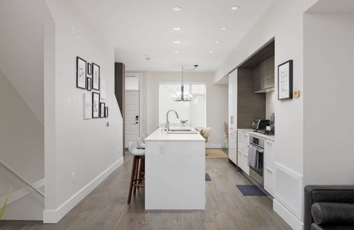 Marpole House | Luxury 3BR TH w/Peloton-Central & YVR I 2Parking