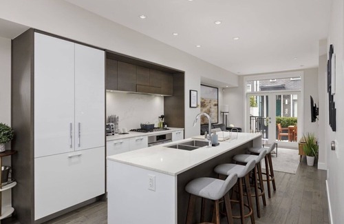 Marpole House | Luxury 3BR TH w/Peloton-Central & YVR I 2Parking