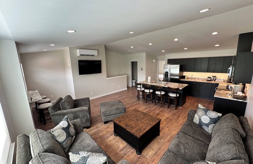 Joseph House | Luxury 3BR Townhome - Walk anywhere in Joseph! (C)