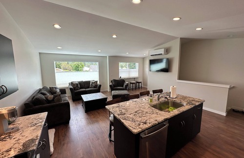 Joseph House | Luxury 3BR Townhome - Walk anywhere in Joseph! (E)