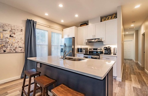 East Ybor House | Luxury 3BR Ybor City Townhouse Near 7th