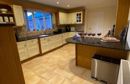 Newtown House | Luxury 4-5 Bed Home with Games Room and Balcony