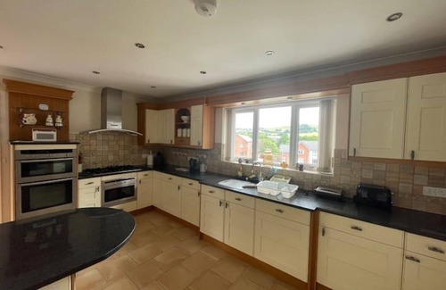 Newtown House | Luxury 4-5 Bed Home with Games Room and Balcony