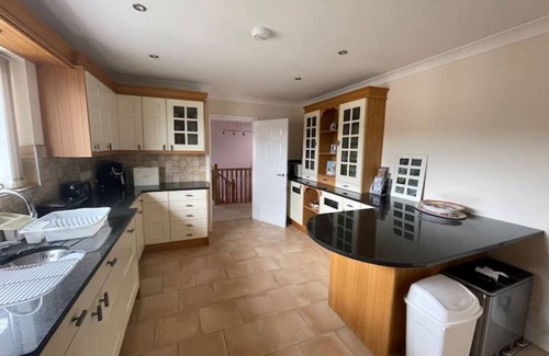 Newtown House | Luxury 4-5 Bed Home with Games Room and Balcony
