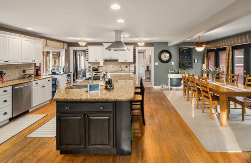 Three Tree Point House | Luxury 4 bd/3ba Family Home near Ocean, Airport, & Seattle XL yard w/sportcourt