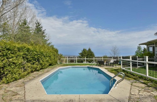 Meaford House | Luxury 4 Bdrm Farmhouse, sleeps 12, near Grey Highlands, Blue Mountain, Meaford