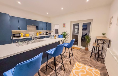 Bristol House | Luxury 4 Bed House 5 Minutes from Centre! Ideal for Large Groups & Professionals