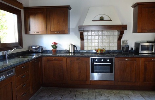 Peyia Town Villa | Luxury 4 bed, sleeps 8. All ensuite, Stunning Infinity Pool and Sea Views