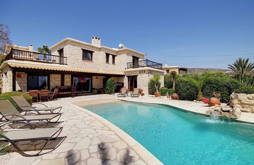Peyia Town Villa | Luxury 4 bed, sleeps 8. All ensuite, Stunning Infinity Pool and Sea Views
