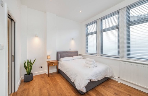 Elephant and Castle Apartment | Luxury 4 Bedroom 2 Bathroom, London Eye, Westminster, Borough Market
