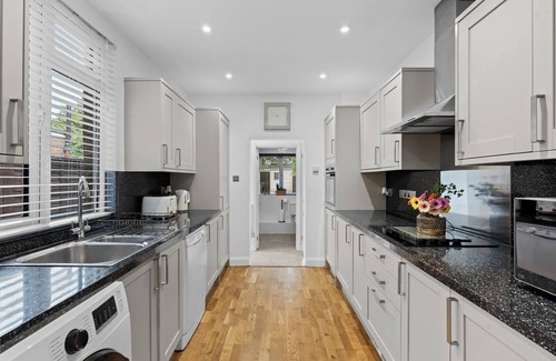 Horley House | Luxury 4 Bedroom,3 Bathroom House Long term stays Driveway Garden-Gatwick Horley