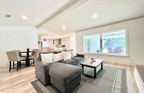 Houston House | Luxury 4 Bedroom 3 Bath w/POOL! Private Home Fully-furnished by MDA TMC Galleria