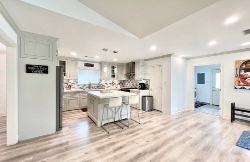 Houston House | Luxury 4 Bedroom 3 Bath w/POOL! Private Home Fully-furnished by MDA TMC Galleria