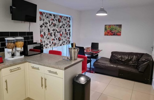 Sittingbourne House | Luxury 4-Bedroom Whole House (Private Baths, modern Kitchen, Free Parking, WiFi)