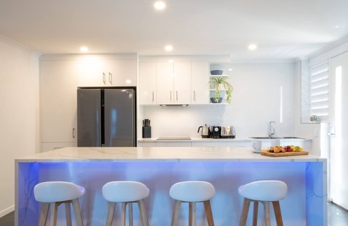 Airlie Beach House | Luxury 4 bedroom holiday home + Pool + Self-contained Unit + 3 Living aeras