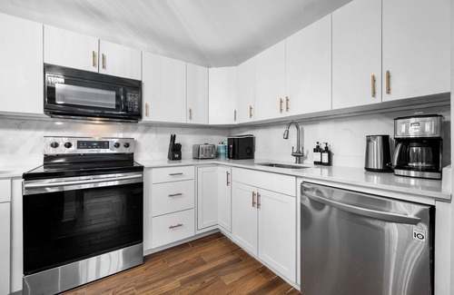 Golden Glades House | Luxury 4-bedroom house with Pool and huge backyard