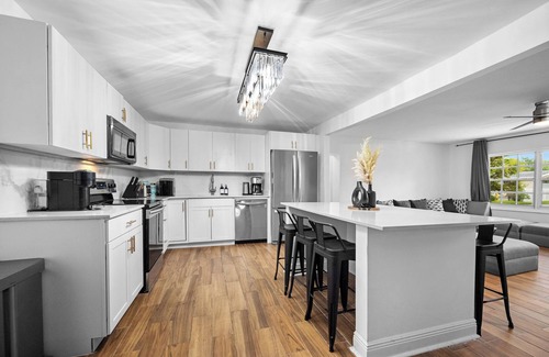 Golden Glades House | Luxury 4-bedroom house with Pool and huge backyard